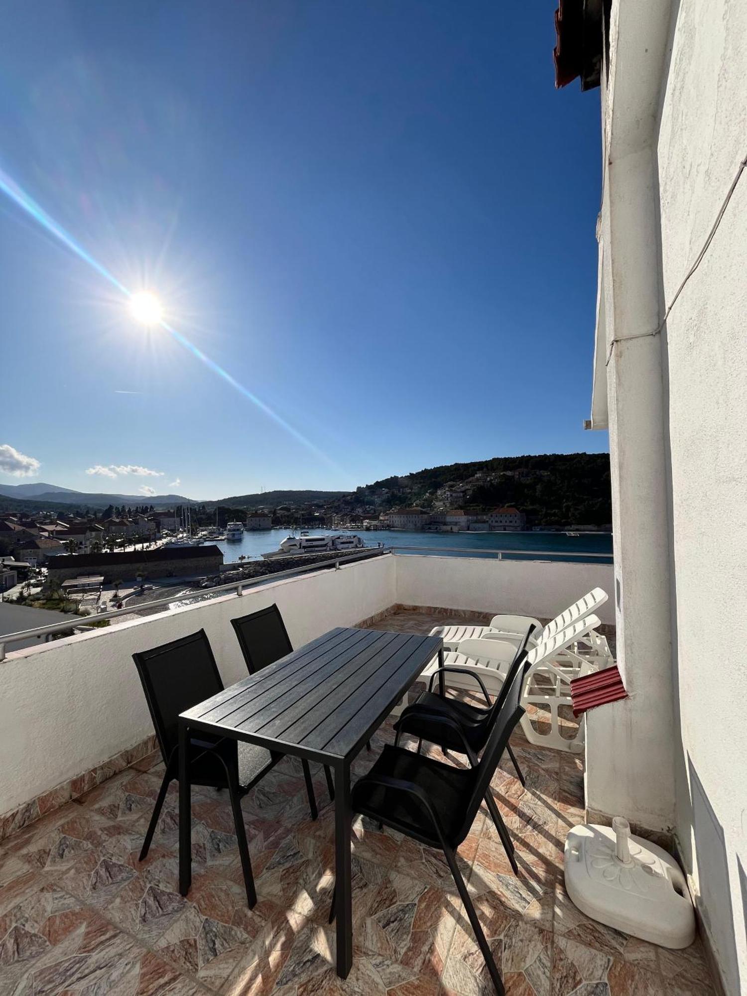 Apartments Peronja Jelsa Seafront 외부 사진