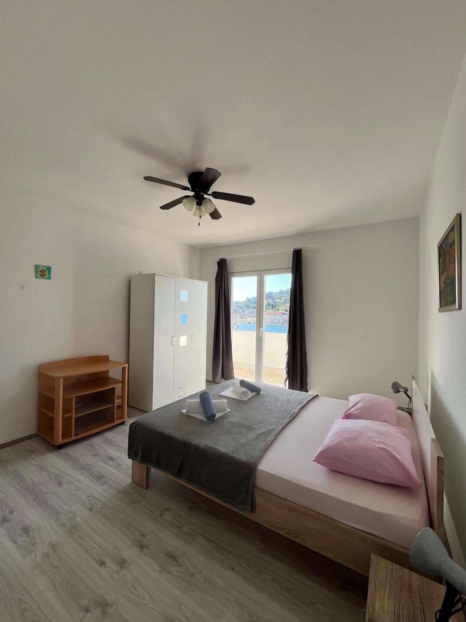 Apartments Peronja Jelsa Seafront 외부 사진